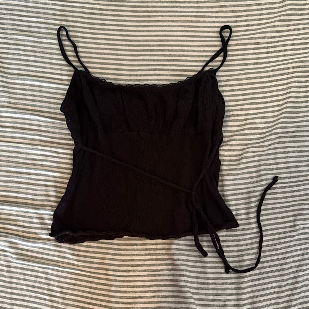 delia’s black tank top!